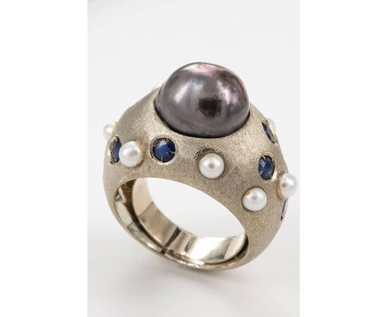 Gorgeous ring with black pearl     