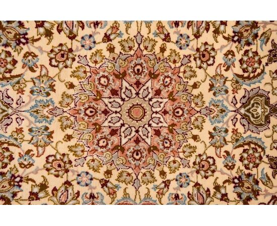 ISFAHAN carpet with silk warp     