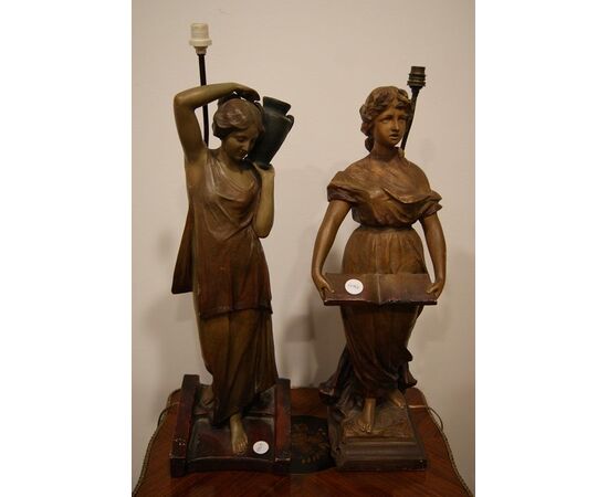 Coppia di antiche lampade francesi stile Liberty in terracotta raffiguranti dame di inizio 1900