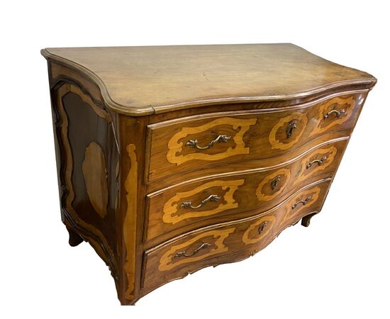 Elegant Louis XV shaped chest of drawers     