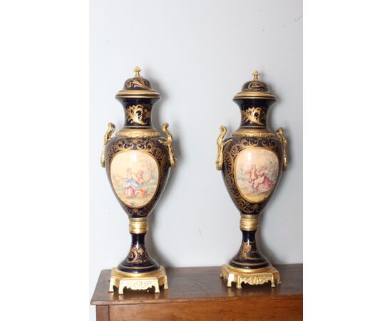 Antichi Grandi Vasi in porcellana Sevres con Bronzi XX sec .Altezza 106 cm