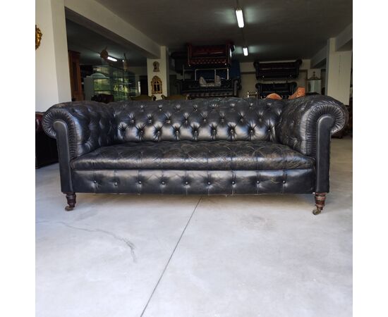 Antico divano o sofà chesterfield inglese originale in pelle nera in prima patina 