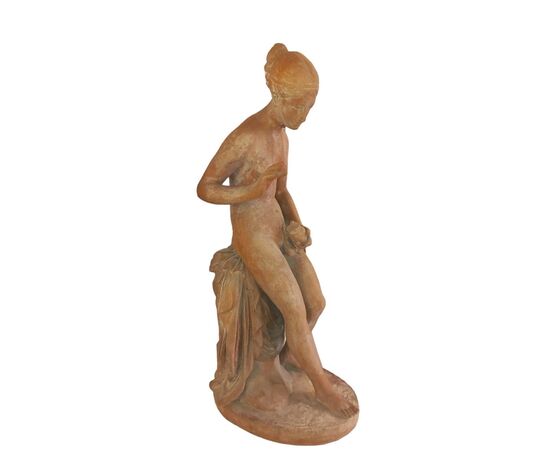 Scultura raffigurante Ninfa in terracotta