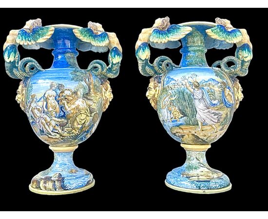 Coppia di grandi vasi in maiolica a decoro istoriato.Angelo Minghetti.Bologna.