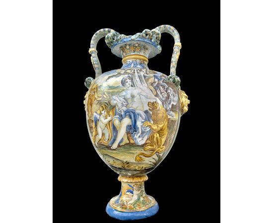Vaso in maiolica a decoro istoriato con manici serpentiformi.Gaetano Battaglia.Napoli.