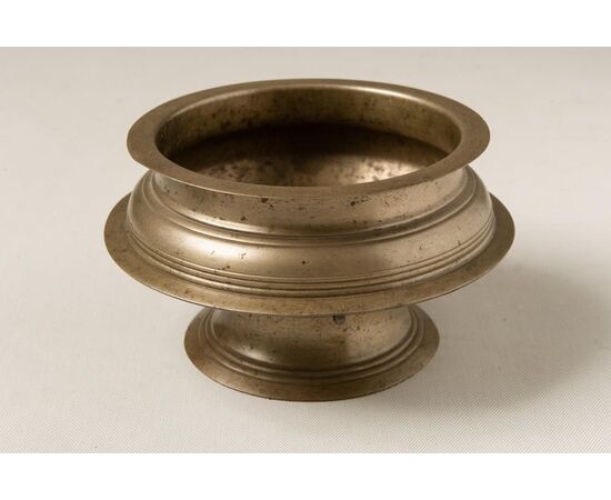 Pair of 19th century bronze bowls - O / 6882-6883.     