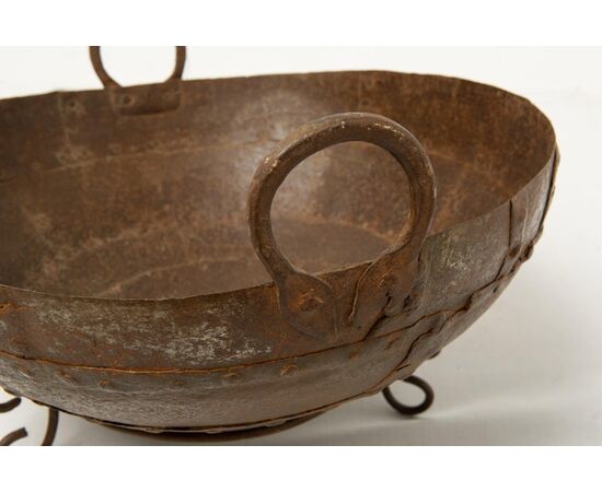 Large iron bowl with handles - O / 2952.     