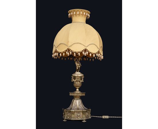 Lampada antica in ottone stile Napoleone III Francese appartenente agli inizi del XX secolo.