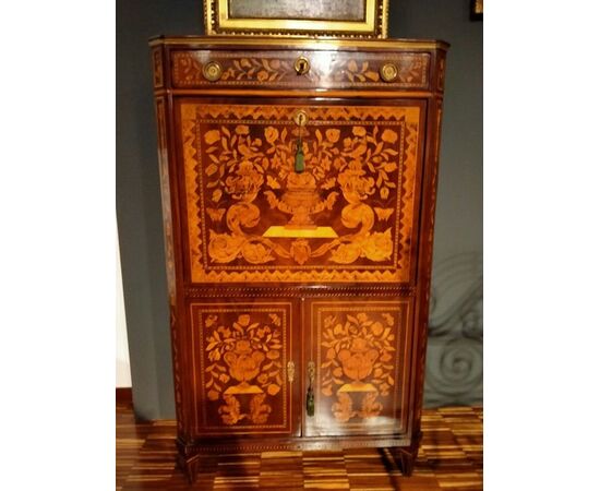 Spettacolare secretaire olandese del 1700 riccamente intarsiato