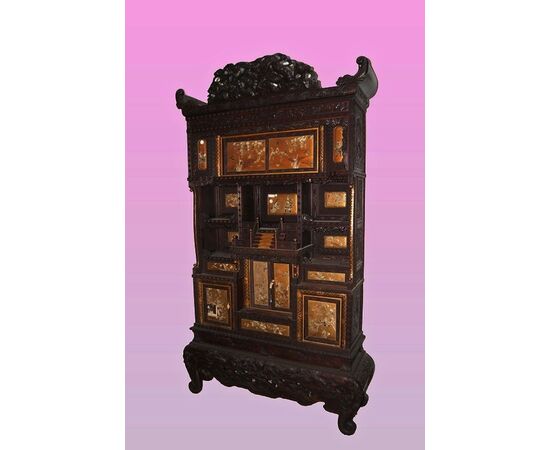 Grande e maestoso cabinet cinese del 1800 con applicazioni in osso su fondo dorato personaggi e animali