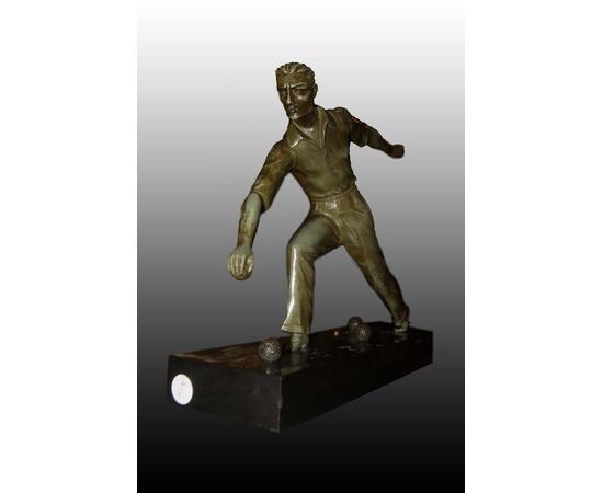 Scultura Decò francese di inizio 1900 in bronzo Giocatore di Bocce