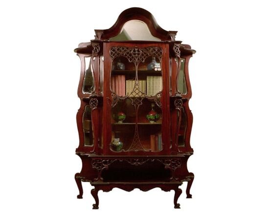 Cabinet vetrina in mogano con motivi d'intaglio del 1800 inglese stile Liberty in mogano