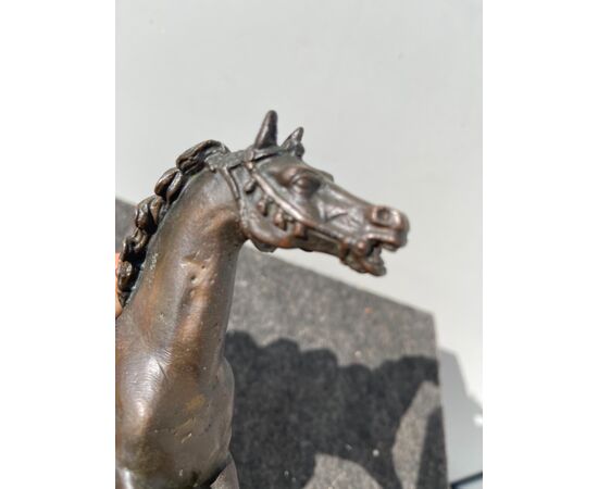 Scultura in bronzo con base raffigurante cavallo.