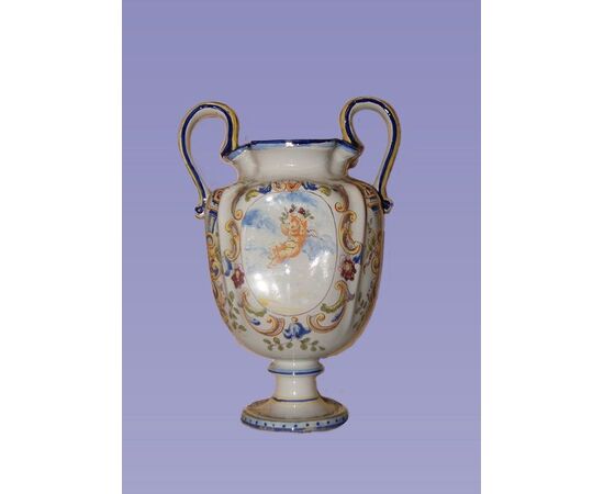 Coppia di vasi francesi del 1800 in ceramica bianca decorata blu e con putti