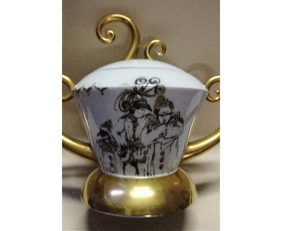 Vaso in porcellana con coperchio e decorazioni in oro zecchino  di Barbara Flügel,  Germania 1990 c.