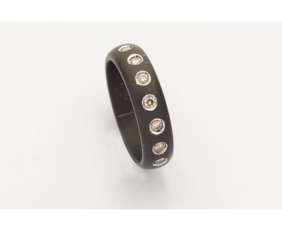 Anello insolito nero con brillantini - G/415 -