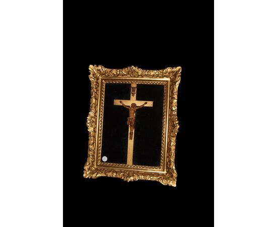 Crocifisso francese di inizio 1800 con Cristo in legno e stupenda cornice dorata