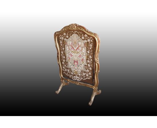 Parascintille francese de 1800 in legno dorato foglia oro con tessuto ricamato a piccolo punto 