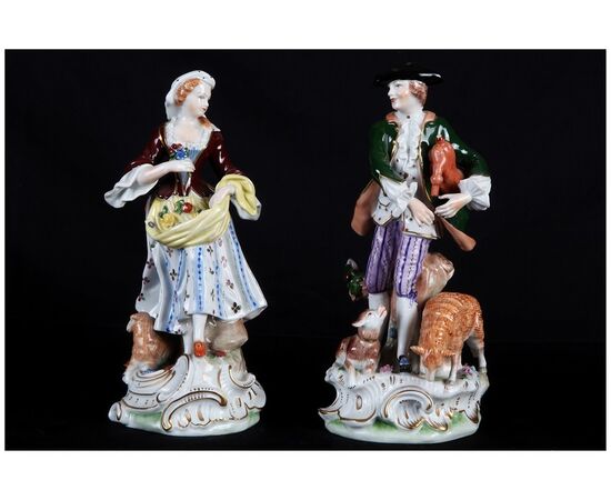 Coppia di statuine in porcellana decorata Dresda marchiate del 1800 fanciulla fanciullo e cani