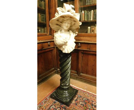 DARS631 - Colonna con statua in marmo, epoca '900, mis. cm L 45 x H 145