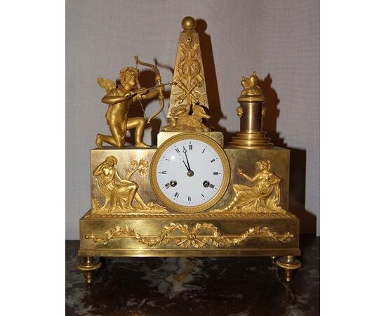 Antico orologio da tavolo francese del 1800 stile Impero con cupido e muse in bronzo dorato al mercurio