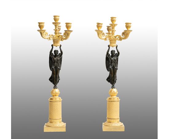 Coppia di candelabri/Flambeaux antichi in bronzo dorato Impero Francese. Periodo inizio XIX secolo.