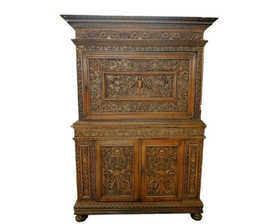 Credenza doppio corpo Italiana finemente intagliata stile Rinascimento di inizio 1900