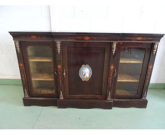 Credenza Vittoriana intarsiata con placca centrale in Sevrese primi 1800