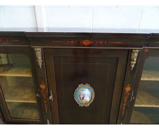 Credenza Vittoriana intarsiata con placca centrale in Sevrese primi 1800