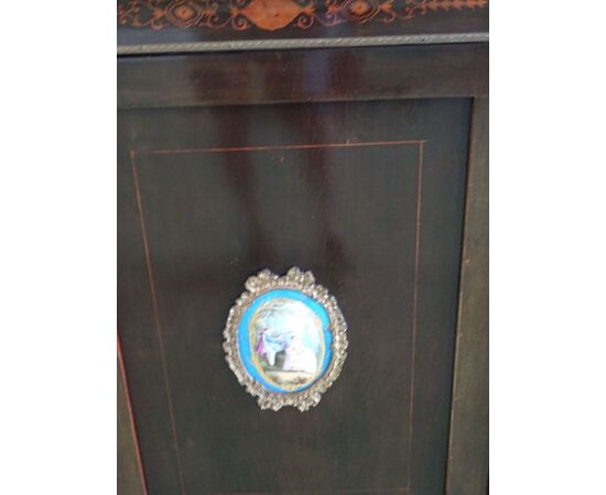 Credenza Vittoriana intarsiata con placca centrale in Sevrese primi 1800