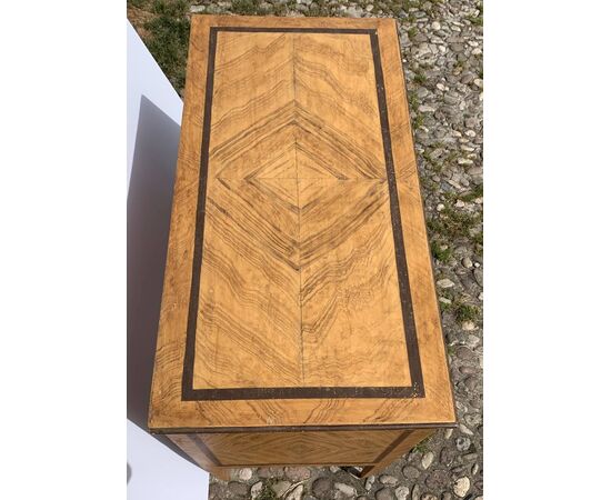 Cassettone in legno laccato e dipinto a finta radica. Toscana, fine XVIII sec.