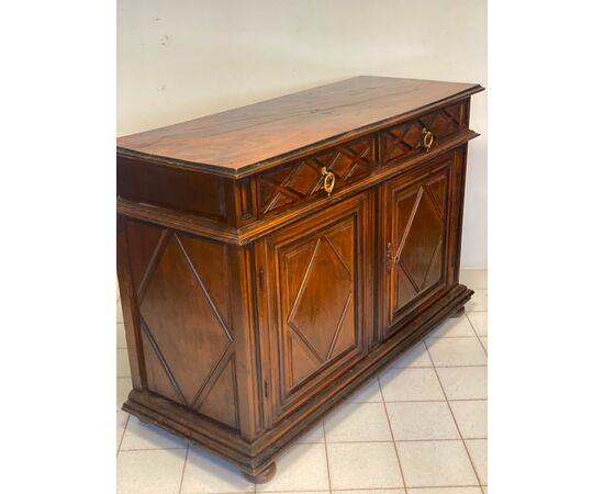 Credenza in noce Luigi XIV  . Lombardia Piemonte XVII secolo 