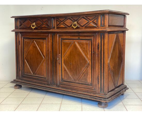 Credenza in noce Luigi XIV  . Lombardia Piemonte XVII secolo 