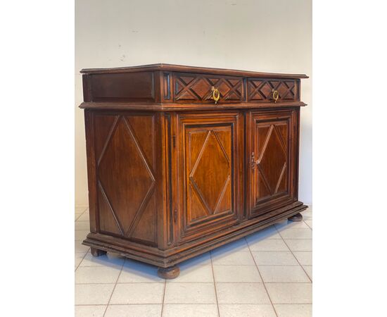 Credenza in noce Luigi XIV  . Lombardia Piemonte XVII secolo 