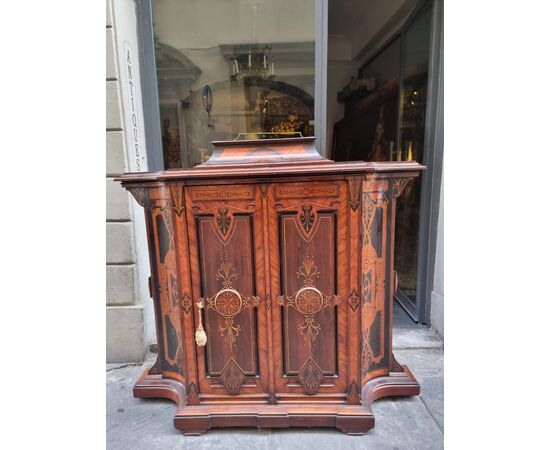 Rarissima credenza con alzata