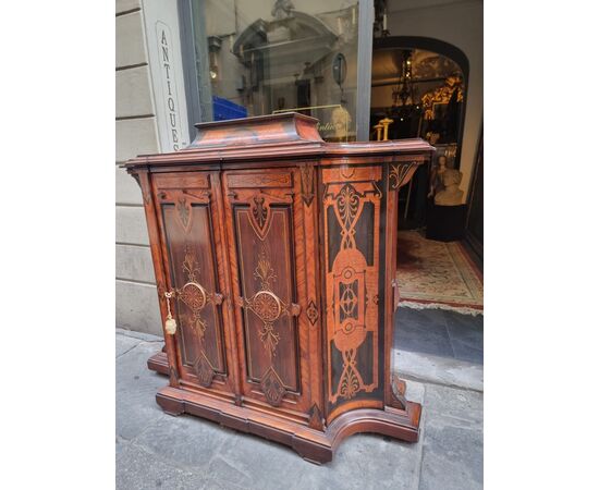 Rarissima credenza con alzata