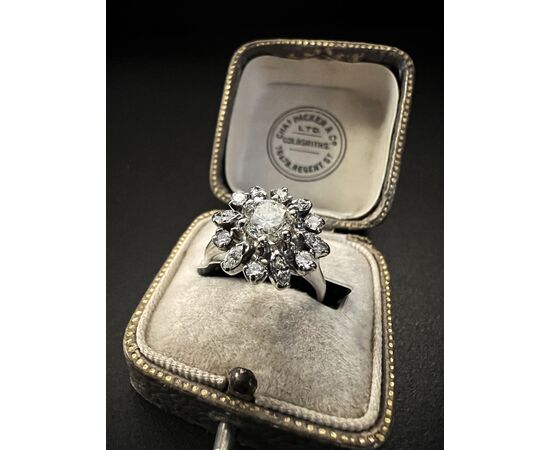 Anello  con  Diamanti  centrale  0.90 ct.