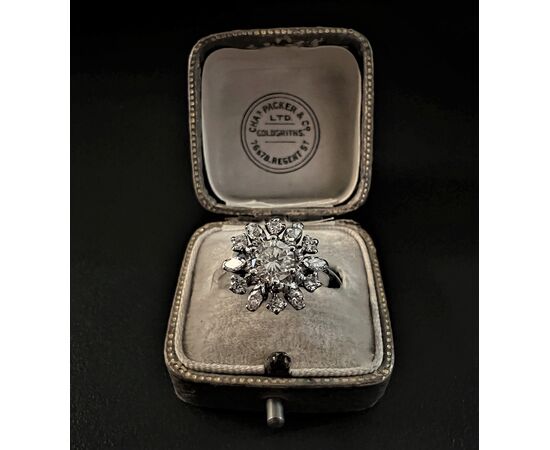 Anello  con  Diamanti  centrale  0.90 ct.