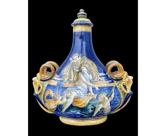 Coppia di fiasche in maiolica a decoro istoriato con prese a mascheroni.Manifattura Battaglia.Napoli.