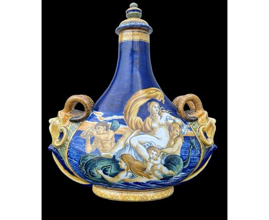 Coppia di fiasche in maiolica a decoro istoriato con prese a mascheroni.Manifattura Battaglia.Napoli.