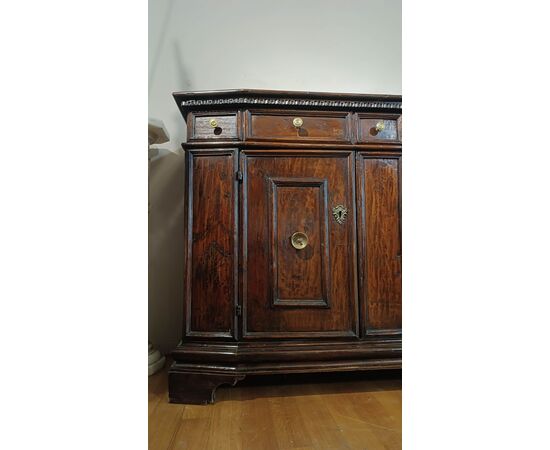 CREDENZA TOSCANA IN NOCE FINE XVI-INIZI XVII SECOLO