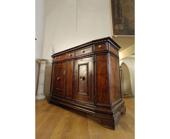 CREDENZA TOSCANA IN NOCE FINE XVI-INIZI XVII SECOLO