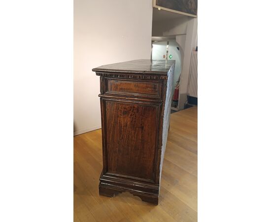 CREDENZA TOSCANA IN NOCE FINE XVI-INIZI XVII SECOLO