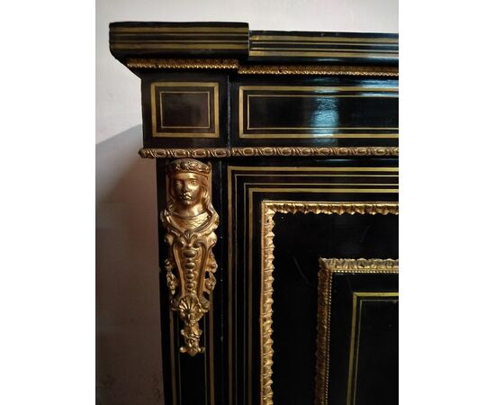 Credenza francese stile Boulle del 1800 in legno ebanizzato e ricche applicazioni in bronzo scena galante