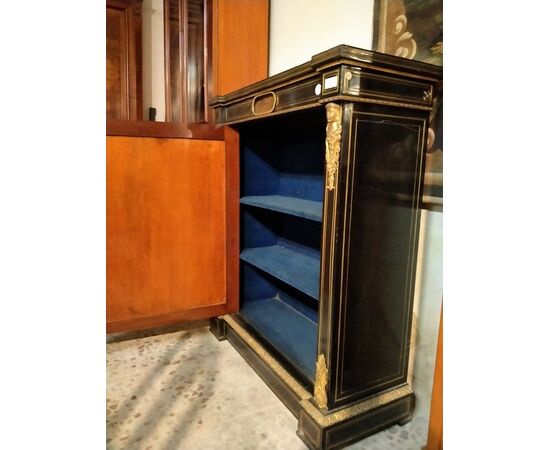 Credenza francese stile Boulle del 1800 in legno ebanizzato e ricche applicazioni in bronzo scena galante