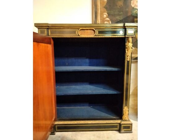 Credenza francese stile Boulle del 1800 in legno ebanizzato e ricche applicazioni in bronzo scena galante