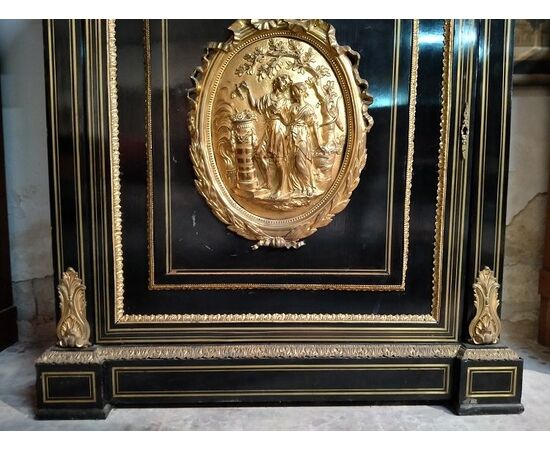 Credenza francese stile Boulle del 1800 in legno ebanizzato e ricche applicazioni in bronzo scena galante