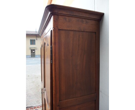 PICCOLO ARMADIO A DUE PORTE IN NOCE STILE PROVENZALE RESTAURATO Cm L112xP50xH199