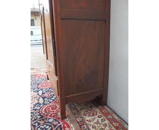 PICCOLO ARMADIO A DUE PORTE IN NOCE STILE PROVENZALE RESTAURATO Cm L112xP50xH199