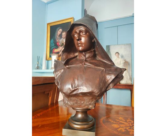 Bellissima, scultura in bronzo di Davide Calandra, intitolata  Fior di chiostro